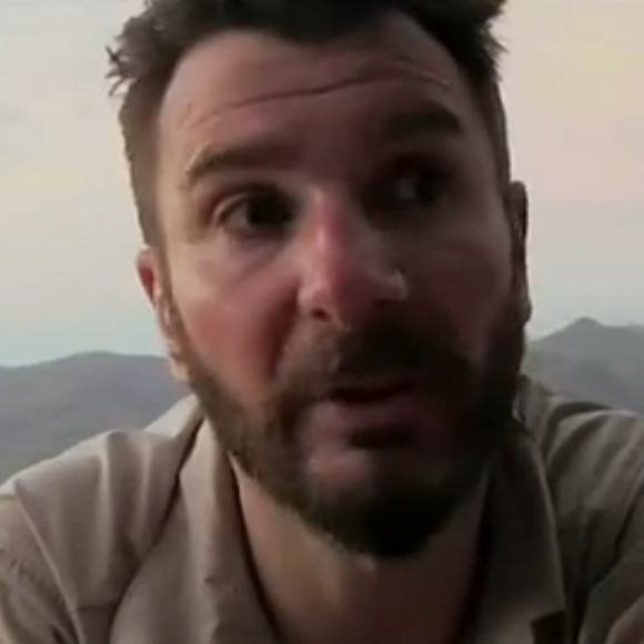Michaël Youn dans l'émission "À l'état sauvage", diffusée le 28 juin sur M6. Il a parcouru 150 kilomètres en Namibie aux côtés de l'aventurier Mike Horn.