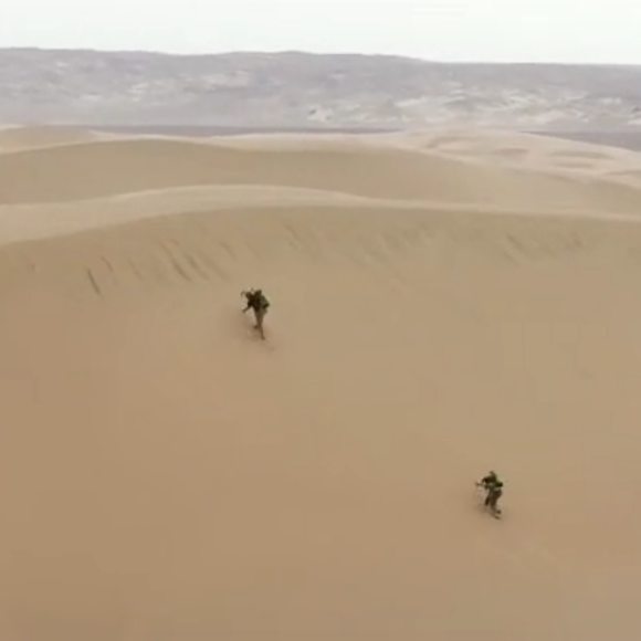 Michaël Youn dans l'émission "À l'état sauvage", diffusée le 28 juin sur M6. Il a parcouru 150 kilomètres en Namibie aux côtés de l'aventurier Mike Horn.