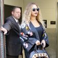 Beyoncé sort de l'hôtel Greenwich à New York, habillée d'une veste kimono et d'une jupe rayée Selly Raby Kane, tenant un sac Burberry et chaussée de sandales ALAÏA. Le 14 juin 2016.