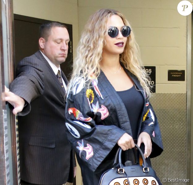 Beyoncé sort de l'hôtel Greenwich à New York, habillée d'une veste kimono et d'une jupe rayée Selly Raby Kane, tenant un sac Burberry et chaussée de sandales ALAÏA. Le 14 juin 2016.