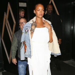 Rihanna de sortie à Los Angeles, porte une veste en denim brodée et doublée en shearling Gucci, une robe blanche Adam Selma (collection printemps 2016) et des sandales Manolo Blahnik par Rihanna (modèle RIH VI'S). Le 10 juin 2016.