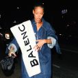 Rihanna arrive au The Nice Guy à Los Angeles, habillée d'une veste en jean oversize Matthew Adams Dolan (collection printemps 2016), une étole en fourrure Balenciaga (pré-collection automne 2016), un sac The Row (modèle Ascot) et des sandales Tom Ford. Le 11 juin 2016.