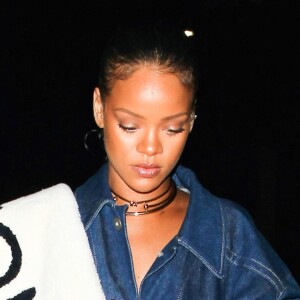 Rihanna arrive au The Nice Guy à Los Angeles, habillée d'une veste en jean oversize Matthew Adams Dolan (collection printemps 2016), une étole en fourrure Balenciaga (pré-collection automne 2016), un sac The Row (modèle Ascot) et des sandales Tom Ford. Le 11 juin 2016.