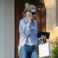 Exclusif - Rosie Huntington-Whiteley à Hollywood, porte une chemise rayée Rails, un jean PAIGE®, des chaussures Gianvito Rossi et une pochette Saint Laurent. Le 12 juin 2016.