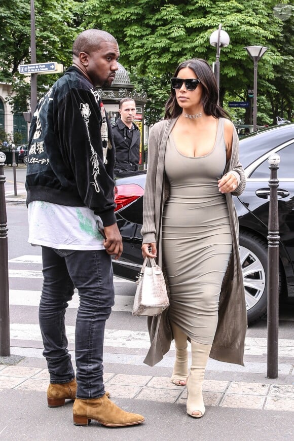 Kanye West et Kim Kardashian, toute de grège vêtue avec un long cardigan, une robe Mark Wong Nark et des bottes YEEZY (collection Season 2), arrivent au restaurant "L'Avenue" à Paris. Le 13 juin 2016.