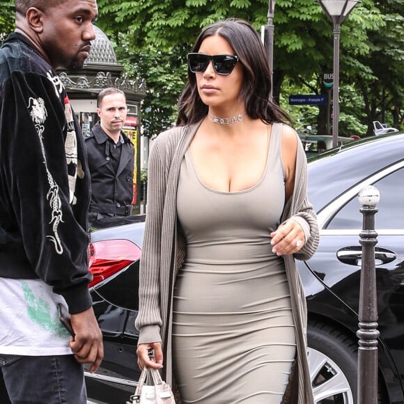 Kanye West et Kim Kardashian, toute de grège vêtue avec un long cardigan, une robe Mark Wong Nark et des bottes YEEZY (collection Season 2), arrivent au restaurant "L'Avenue" à Paris. Le 13 juin 2016.