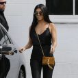 Kourtney Kardashian, toute de noir vêtue à Van Nuys, accessoirise sa tenue de lunettes de soleil Victoria Beckham et d'un sac Saint Laurent. Le 10 juin 2016.