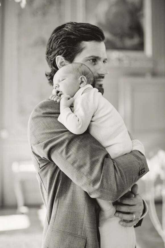 Le prince Alexander de Suède photographié dans les bras de son père le prince Carl Philip, après sa naissance le 19 avril 2016 à Danderyd, par Erika Gerdemark pour la cour royale suédoise.
