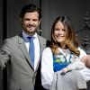 Le prince Carl Philip et la princesse Sofia de Suède avec leur fils le prince Alexander lors de l'ouverture du palais royal pour la Fête nationale à Stockholm, le 6 juin 2016.