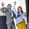 Le prince Carl Philip et la princesse Sofia de Suède avec leur fils le prince Alexander lors de l'ouverture du palais royal pour la Fête nationale à Stockholm, le 6 juin 2016.