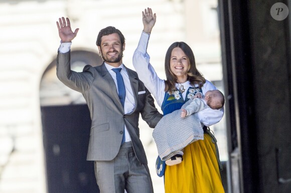 Le prince Carl Philip et la princesse Sofia de Suède avec leur fils le prince Alexander lors de l'ouverture du palais royal pour la Fête nationale à Stockholm, le 6 juin 2016.