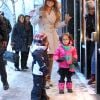 La chanteuse Mariah Carey et ses jumeaux Monroe et Moroccan Cannon font du shopping sous la neige pendant leur sejour a Aspen, dans le Colorado, le 20 decembre 2013.