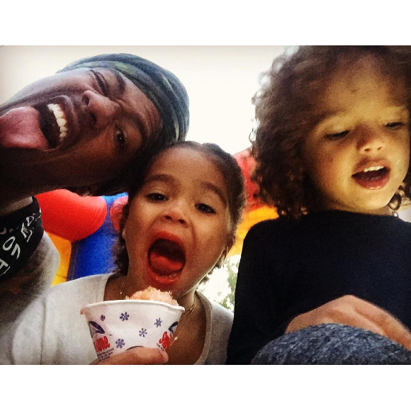 Nick Cannon et ses enfants, les jumeaux Monroe et Moroccan, nés de son mariage passé avec Mariah Carey. Photo publiée sur Instagram en juin 2016