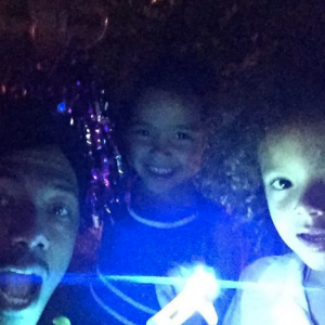 Nick Cannon et ses enfants, les jumeaux Monroe et Moroccan, nés de son mariage passé avec Mariah Carey. Photo publiée sur Instagram en juin 2016