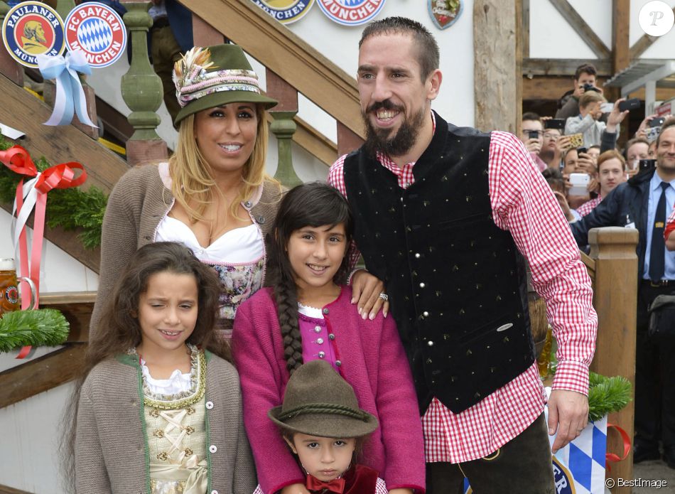Franck Ribéry célèbre la fête de la bière &quot;Oktoberfest&quot; avec sa femme Wahiba et ses enfants Salif, Shakinez et Hizya à Munich en Allemagne le 5 octobre 2014.