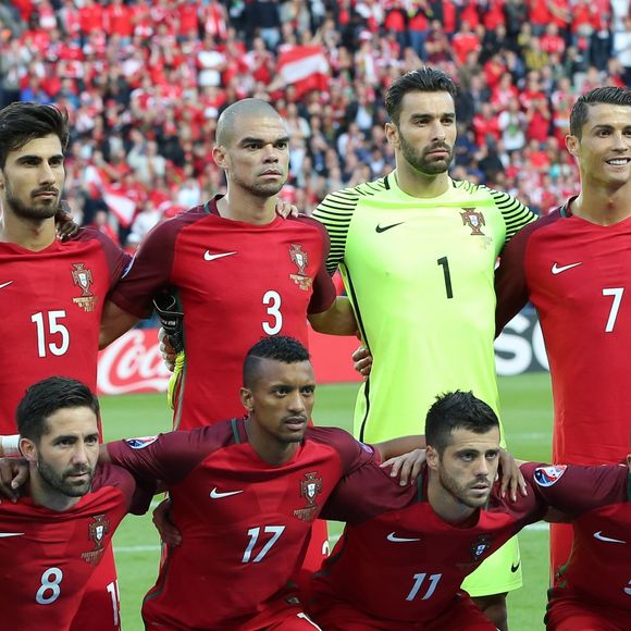 L'équipe du Portugal (Deuxième ligne de Gauche à Droite: William Carvalho, André Gomes, Pepe, Rui Patricio, Cristiano Ronaldo. Première Ligne de gauche à droite: Ricardo Quaresma,João Moutinho, Nani, Vieirinha, Raphael Guerreiro et Ricardo Carvalho) pose avant le coup d'envoi de l'UEFA Euro 2016 de football match Portugal contre l'Autriche au Parc des Princes à Paris, le 18 juin 2016. © Cyril Moreau/Bestimage