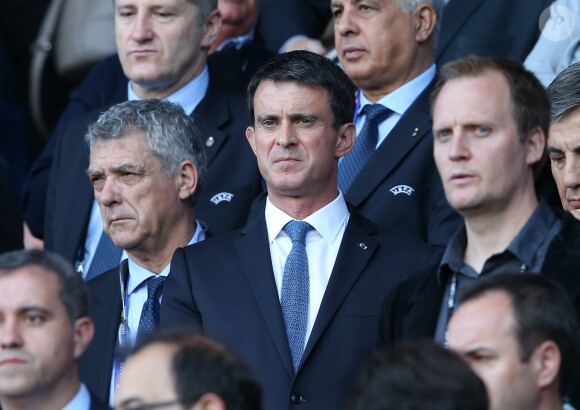 Le Premier Ministre Manuel Valls assiste au match Portugal - Autriche au Parc des Princes à Paris, le 18 juin 2016. © Cyril Moreau/Bestimage