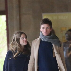 Exclusif - Eddie Redmayne et sa femme Hannah Bagshawe (enceinte) continuent leurs sorties dans Paris et font le tour de la Place des Vosges le 6 avril 2016.