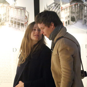 Exclusif - Eddie Redmayne et sa femme Hannah Bagshawe (enceinte) continuent leurs sorties dans Paris et font le tour de la Place des Vosges le 6 avril 2016.
