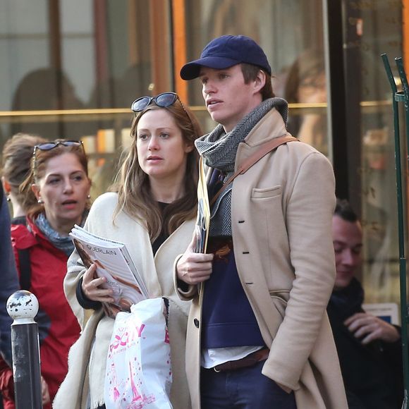 Exclusif - Eddie Redmayne et sa femme Hannah Bagshawe (enceinte) se baladent dans Saint-Germain-des-Prés à Paris le 5 avril 2016