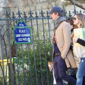 Exclusif - Eddie Redmayne et sa femme Hannah Bagshawe (enceinte) se baladent dans Saint-Germain-des-Prés à Paris le 5 avril 2016