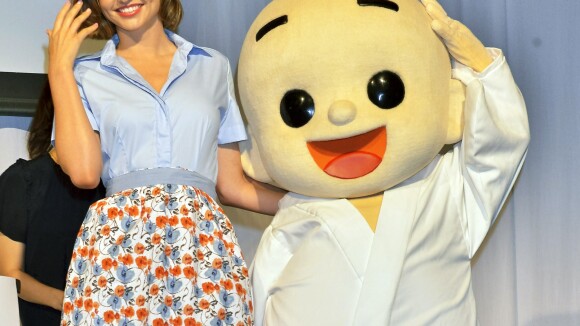 Miranda Kerr : Le top se fait un nouvel ami au Japon !