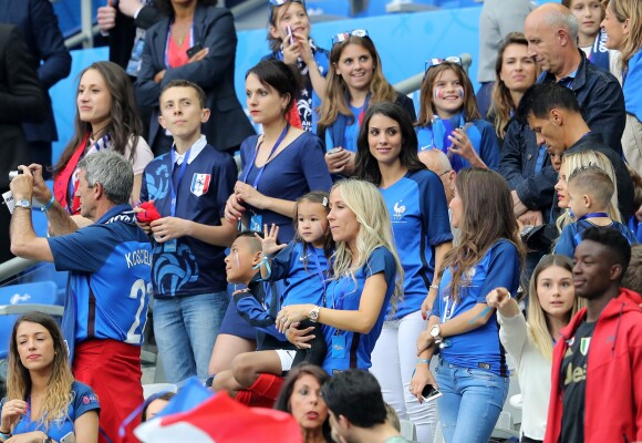 Ludivine Sagna, Ludivine Payet, Sandra Evra et Tiziri Digne au match d'ouverture de l'Euro 2016, France-Roumanie au Stade de France, le 10 juin 2016. ©