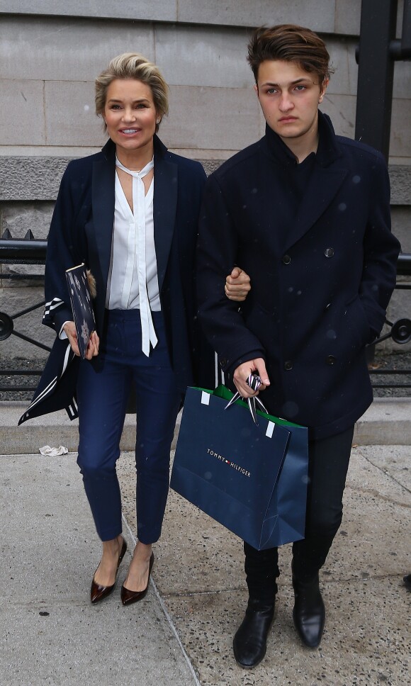 Yolanda Foster et son fils Anwar Hadid - People à la sortie du défilé Tommy Hilfiger pendant la fashion week de New York le 15 février 2016.