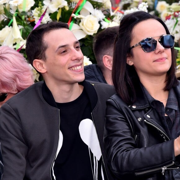 Grégoire Lyonnet et sa compagne Alizée - La troupe de Danse avec les Stars participe à la 4ème bataille de Fleurs dans le cadre du Carnaval 2016 à Nice le 24 février 2016. Elle a profité de sa présence à Nice lors de sa tournée pour faire un passage sur le Corso sur le char de la Reine du Carnaval. Cette année le thème du Carnaval était "Les Médias". La manifestation se termine dimanche 28 février. © Bruno Bebert/Bestimage