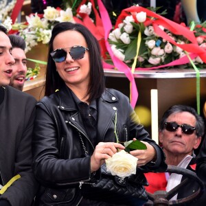 Grégoire Lyonnet et sa compagne Alizée - La troupe de Danse avec les Stars participe à la 4ème bataille de Fleurs dans le cadre du Carnaval 2016 à Nice le 24 février 2016. Elle a profité de sa présence à Nice lors de sa tournée pour faire un passage sur le Corso sur le char de la Reine du Carnaval. Cette année le thème du Carnaval était "Les Médias". La manifestation se termine dimanche 28 février. © Bruno Bebert/Bestimage