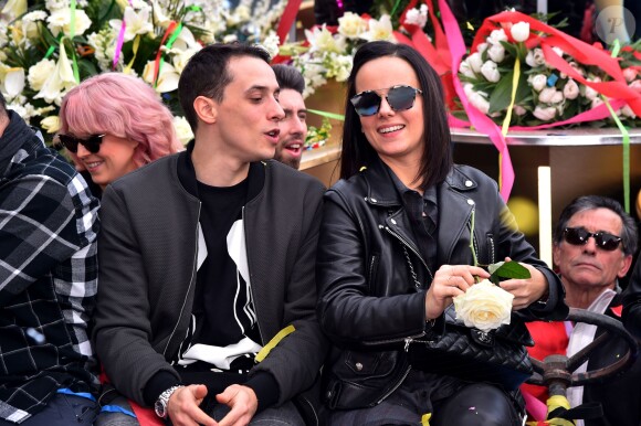 Grégoire Lyonnet et sa compagne Alizée - La troupe de Danse avec les Stars participe à la 4ème bataille de Fleurs dans le cadre du Carnaval 2016 à Nice le 24 février 2016. Elle a profité de sa présence à Nice lors de sa tournée pour faire un passage sur le Corso sur le char de la Reine du Carnaval. Cette année le thème du Carnaval était "Les Médias". La manifestation se termine dimanche 28 février. © Bruno Bebert/Bestimage