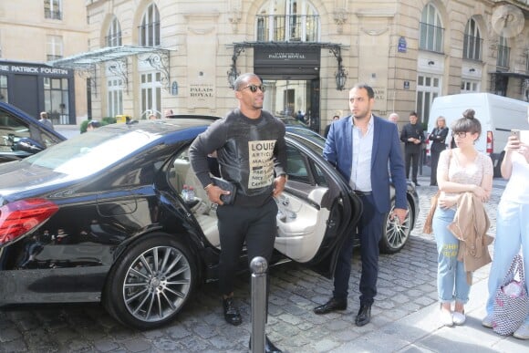 Victor Cruz arrive au Palais-Royal pour assister au défilé Louis Vuitton. Paris, le 23 juin 2017. © CVS - Veeren / Bestimage