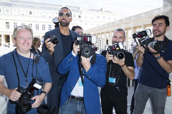Rio Ferdinand et les photographes du défilé Louis Vuitton. Paris, le 23 juin 2017. © Olivier Borde / Bestimage