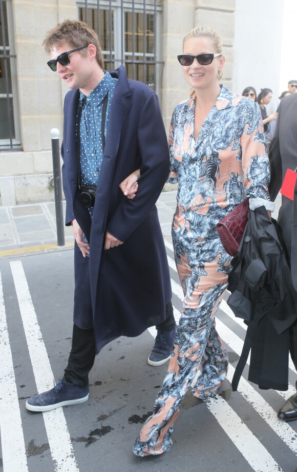 Kate Moss et son compagnon le comte Nikolai Von Bismarck quittent le Palais-Royal à l'issue du défilé Louis Vuitton à Paris le 23 juin 2017. © CVS - Veeren / Bestimage