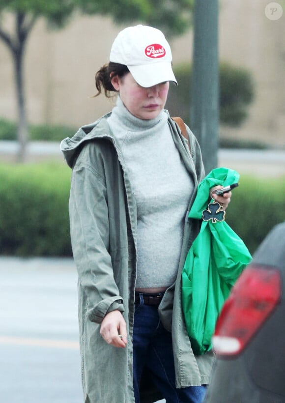 Exclusif - Lara Flynn Boyle sort d'un supermarché à Los Angeles, le 12 juin 2016.