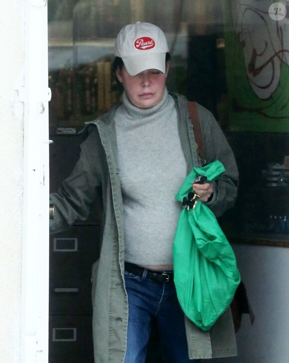 Exclusif - Lara Flynn Boyle sort d'un supermarché à Los Angeles, le 12 juin 2016.