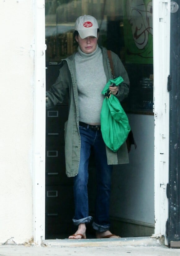Exclusif - Lara Flynn Boyle sort d'un supermarché à Los Angeles, le 12 juin 2016.
