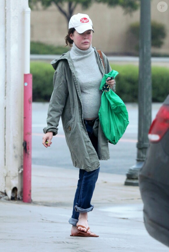 Exclusif - Lara Flynn Boyle sort d'un supermarché à Los Angeles, le 12 juin 2016.