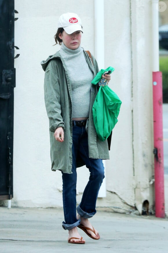 Exclusif - Lara Flynn Boyle sort d'un supermarché à Los Angeles, le 12 juin 2016.