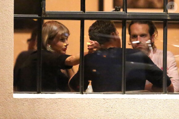 Taylor Swift et son boyfriend Tom Hiddleston tendrement complices dans un restaurant à Nashville le 23 juin 2016.