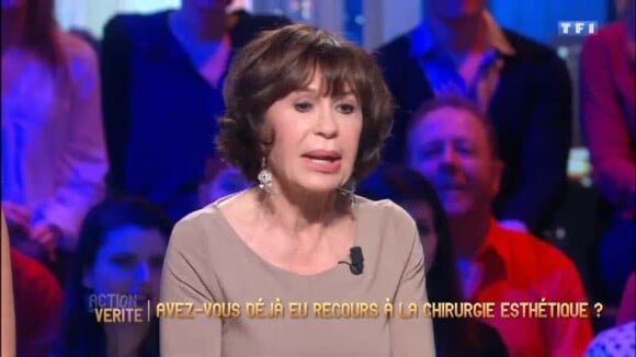 Danièle Evenou parle de sa chirurgie esthétique des paupières, le 24 juin 2016 dans Action ou vérité sur TF1.
