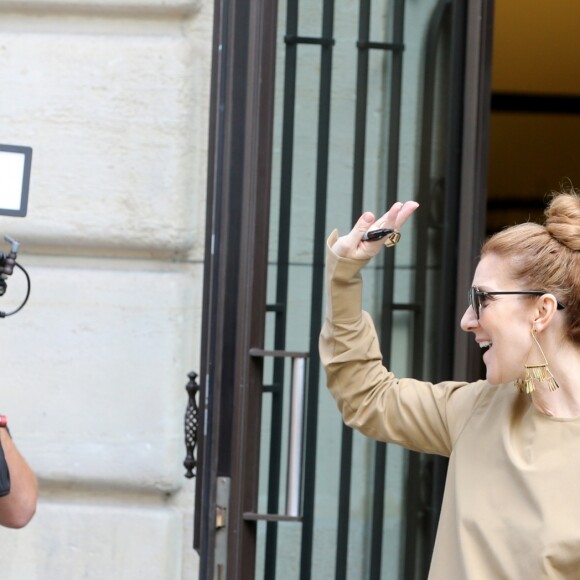 Céline Dion quitte son hôtel parisien pour se rendre à l'AccorHotels Arena où elle a chanté le soir le 24 juin 2016.
