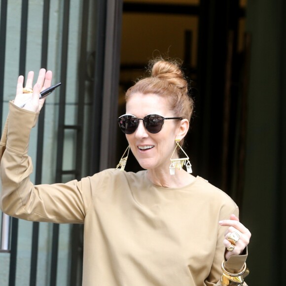 Céline Dion quitte son hôtel parisien pour se rendre à l'AccorHotels Arena où elle a chanté le soir le 24 juin 2016.