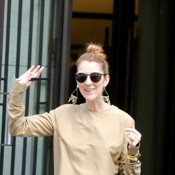 Céline Dion quitte son hôtel parisien pour se rendre à l'AccorHotels Arena où elle a chanté le soir le 24 juin 2016.