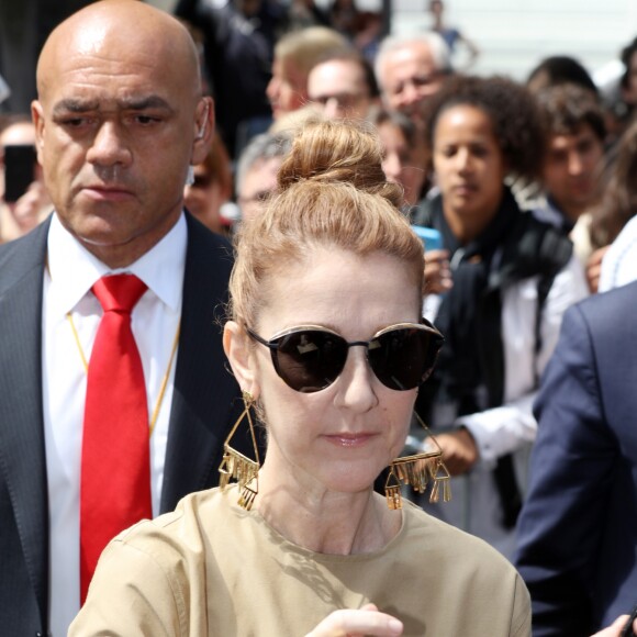 Céline Dion quitte son hôtel parisien pour se rendre à l'AccorHotels Arena où elle a chanté le soir le 24 juin 2016.