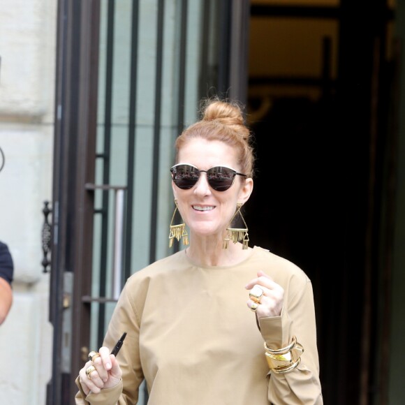 Céline Dion quitte son hôtel parisien pour se rendre à l'AccorHotels Arena où elle a chanté le soir le 24 juin 2016.
