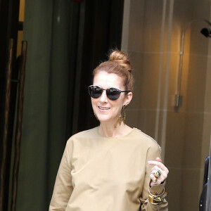 Céline Dion quitte son hôtel parisien pour se rendre à l'AccorHotels Arena où elle a chanté le soir le 24 juin 2016.