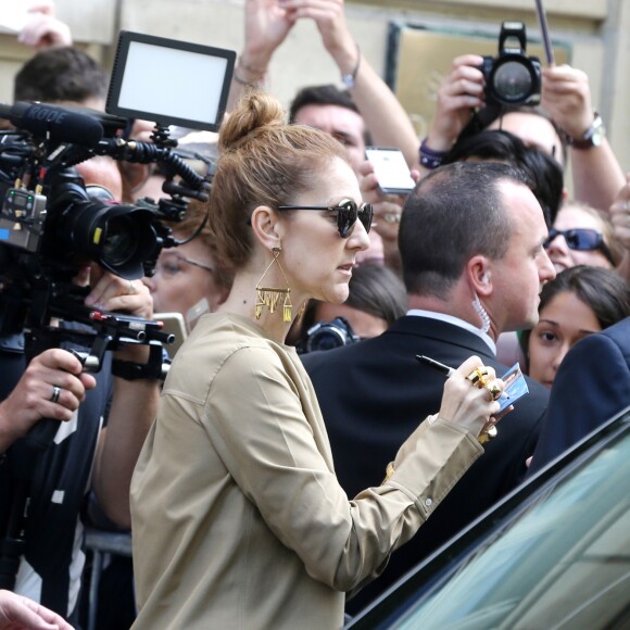 Céline Dion quitte son hôtel parisien pour se rendre à l'AccorHotels Arena où elle a chanté le soir le 24 juin 2016.