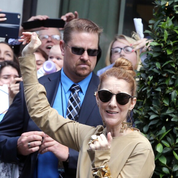 Céline Dion quitte son hôtel parisien pour se rendre à l'AccorHotels Arena où elle a chanté le soir le 24 juin 2016.