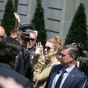 Céline Dion quitte son hôtel parisien pour se rendre à l'AccorHotels Arena où elle a chanté le soir le 24 juin 2016.